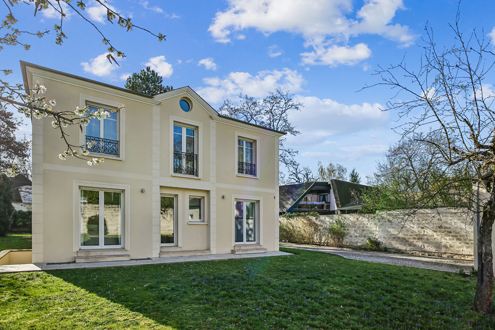 LE VESINET 4 MIN RER, MAGNIFIQUE PROPRIETE CONTEMPORAINE –  256 M² – TERRAIN 1202 M² – BELLES PRESTATIONS