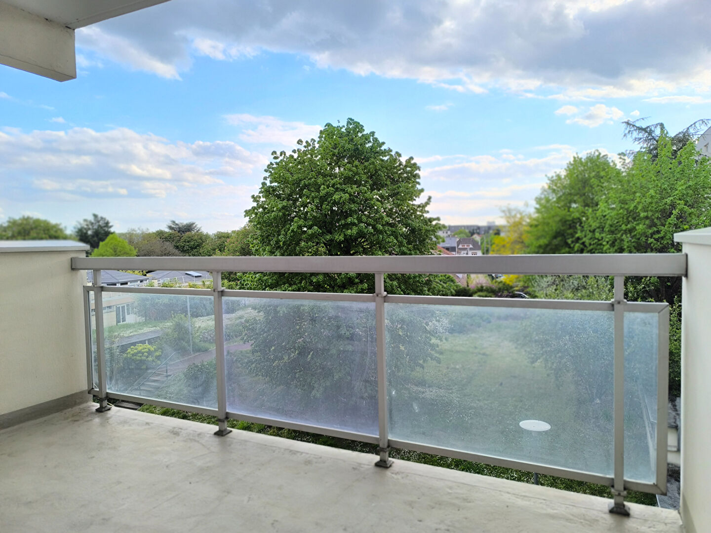 Appartement 2 pièces de 45.2 m²  avec ascenseur, cave, parking et balcon