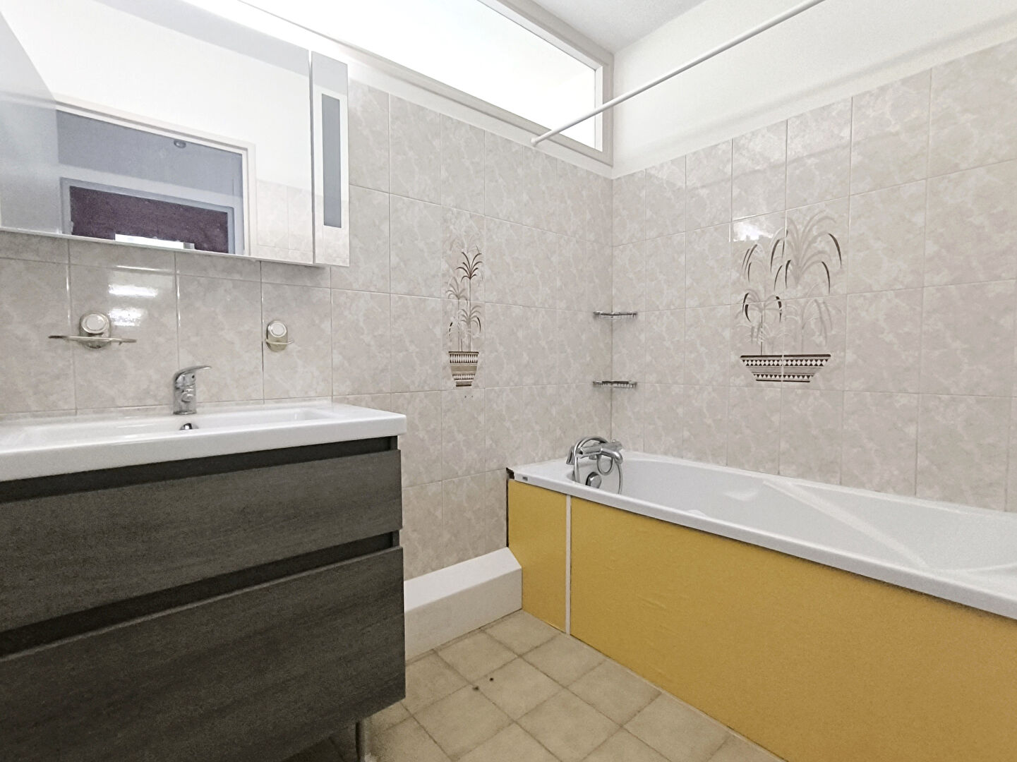 Appartement 2 pièces de 45.2 m²  avec ascenseur, cave, parking et balcon