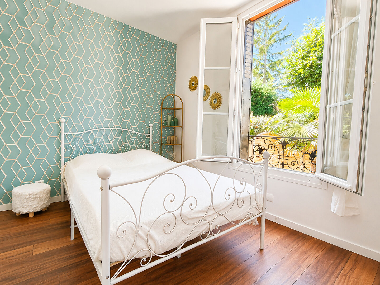 APPARTEMENT 2 PIECES AVEC TERRASSE DE 45,89 M² – 10MN RER – PARKING