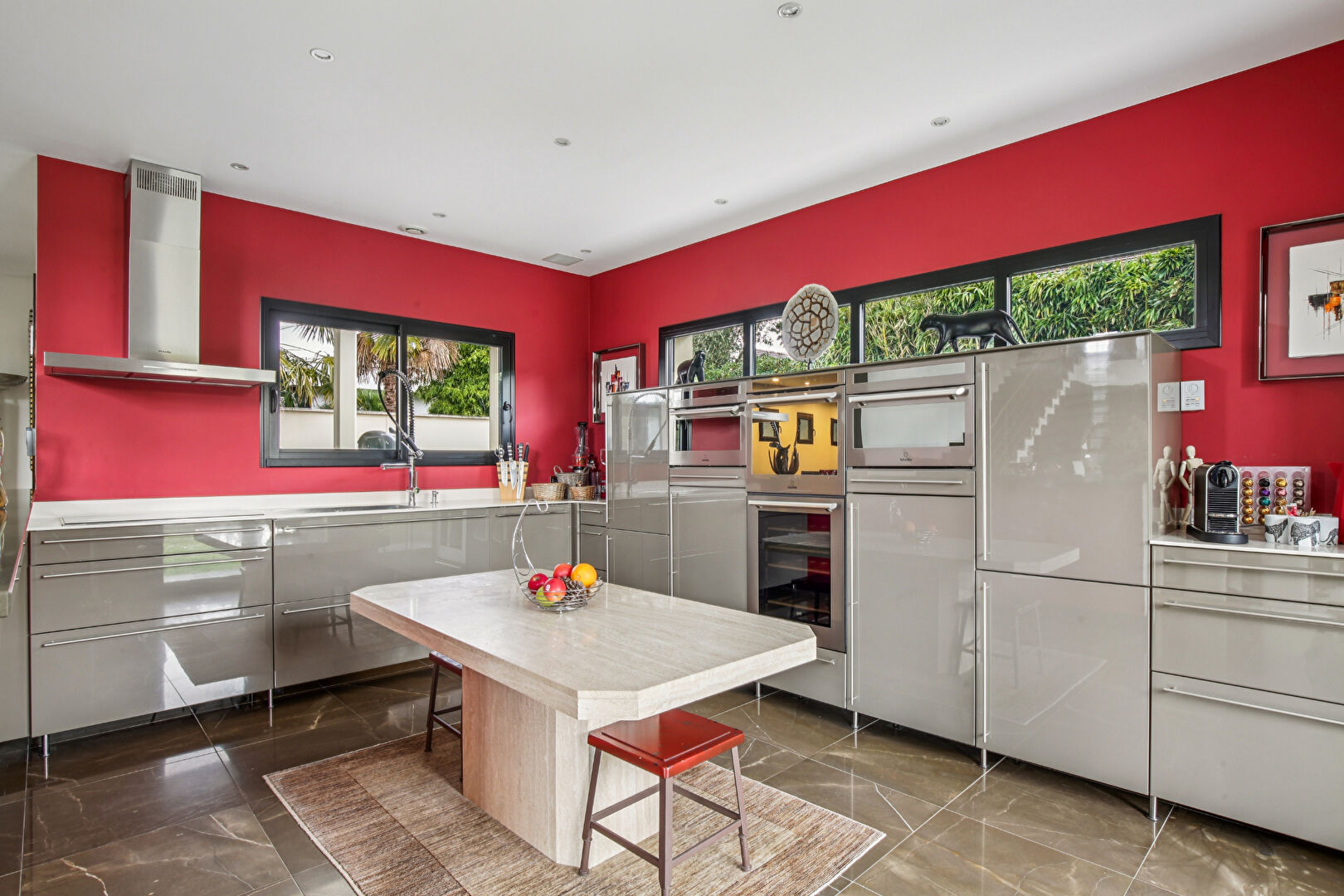 MAISON CONTEMPORAINE DE 236 M² – TERRAIN  984 M² – LUMINEUSE – AU  CALME- PROCHE COMMERCES ET ECOLES