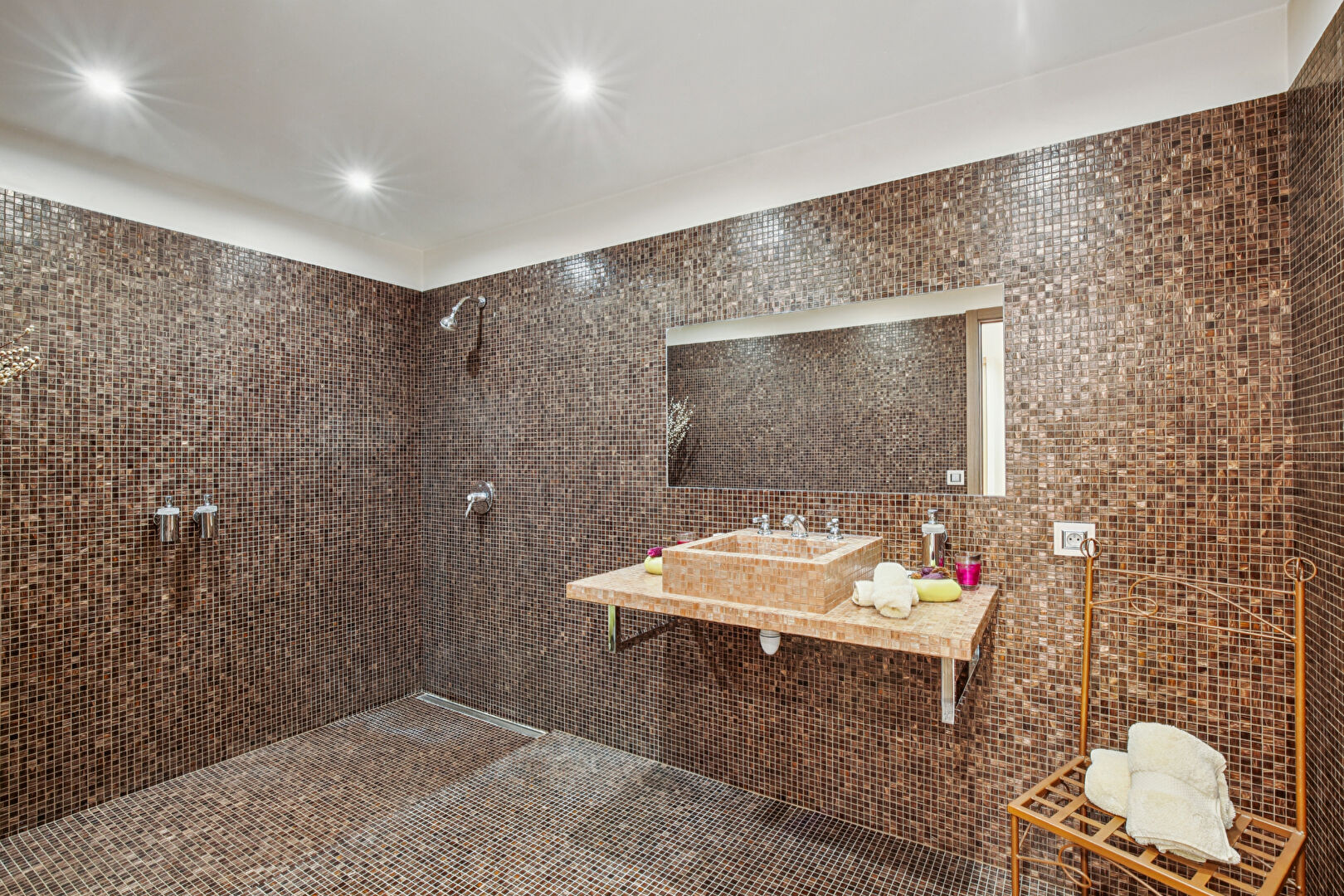 MAISON CONTEMPORAINE DE 236 M² – TERRAIN  984 M² – LUMINEUSE – AU  CALME- PROCHE COMMERCES ET ECOLES
