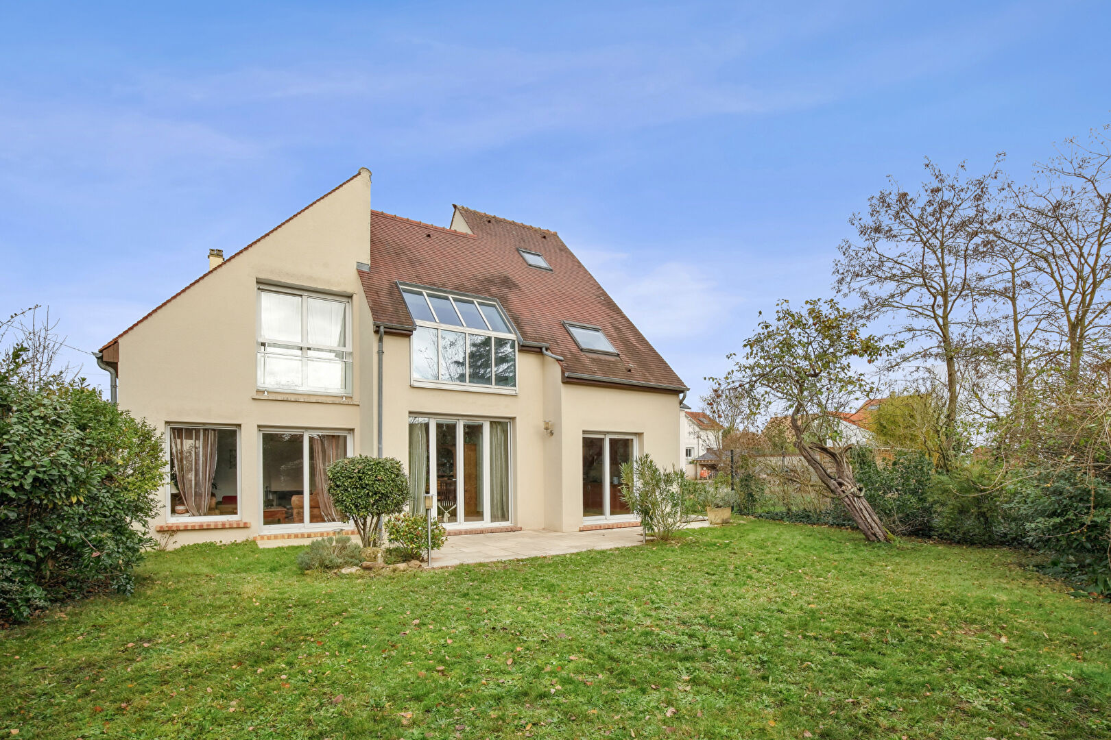 CHATOU –  EN LISIERE DU VESINET – MAISON DE 1995 – 133 M²  – 4 CHAMBRES – TERRAIN 484 M² –  LUMINEUSE  AU CALME