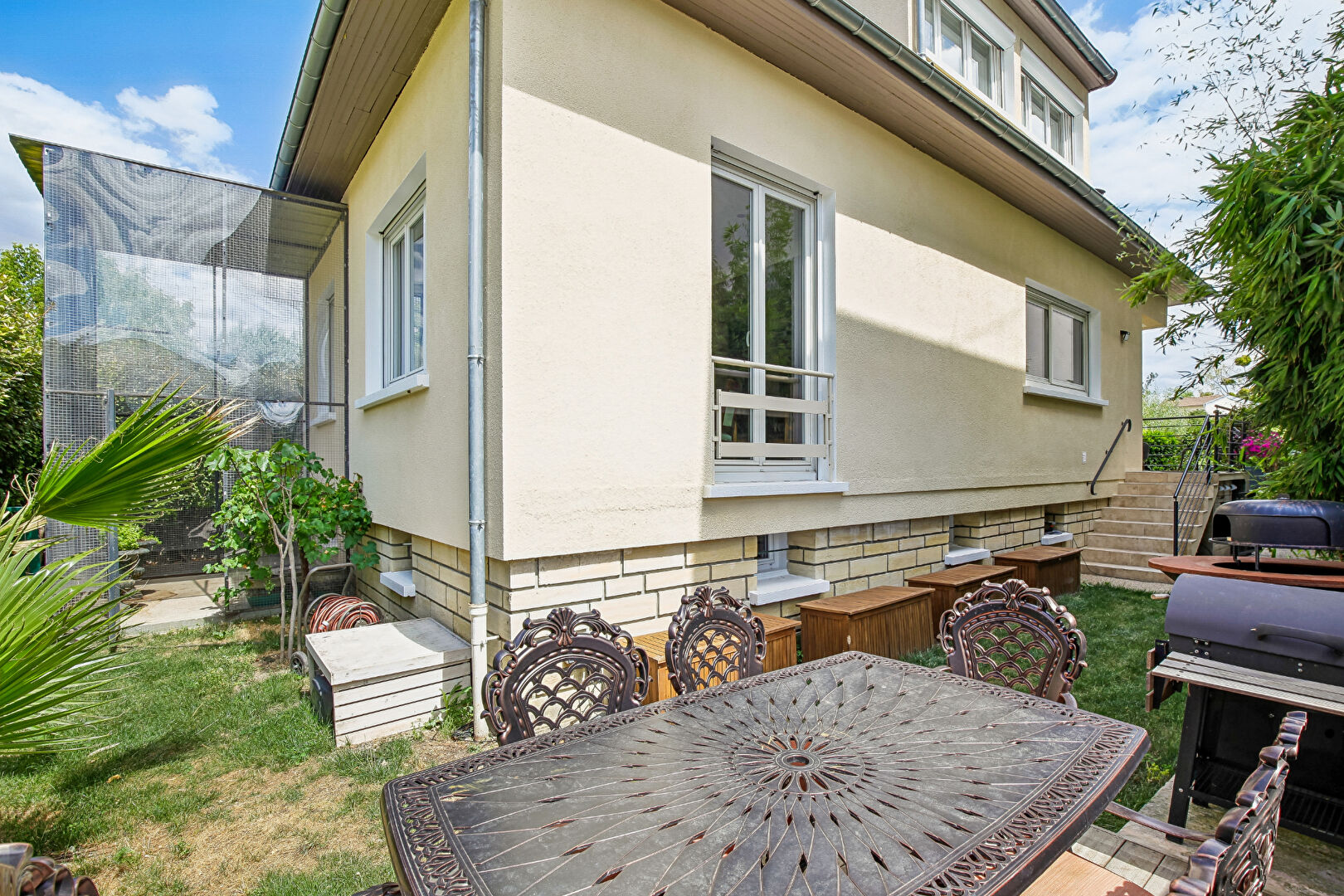 LE PECQ, maison de 215 M2 au sol sur 347 M2 de terrain