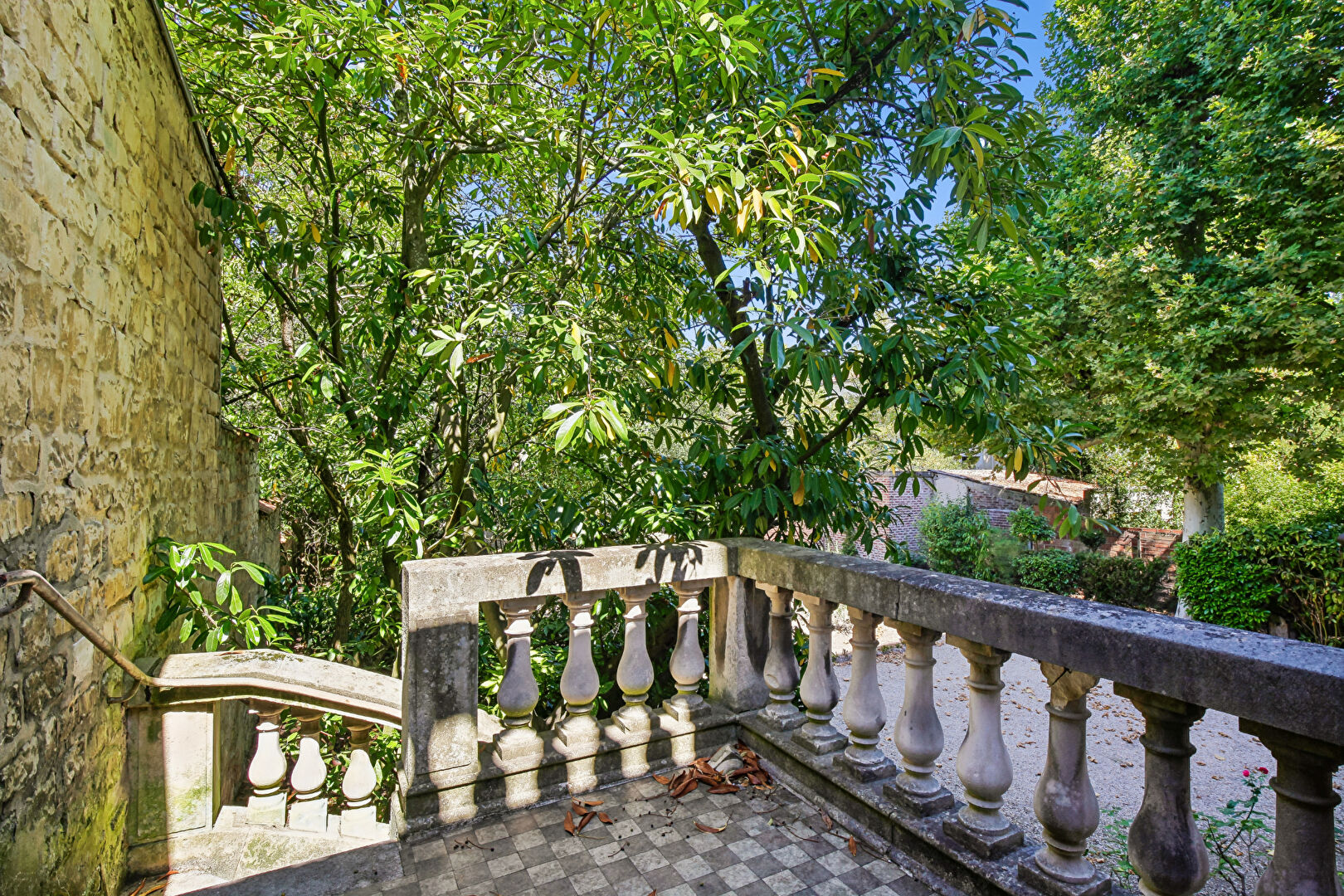 BAS DE CHATOU – TRIANGLE D&rsquo;OR – HOTEL PARTICULIER NAPOLEON III – TERRAIN 2031 M²