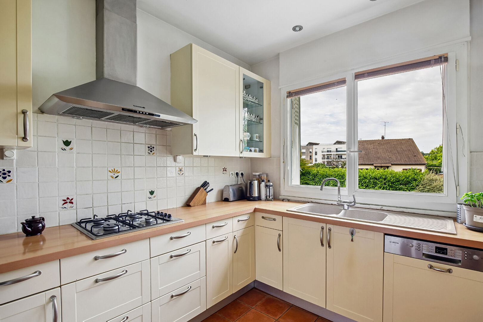 LE VESINET 15 MN RER ET CENTRE VILLE – MAISON FAMILIALE  5 CHAMBRES  – LUMINEUSE – TERRAIN 404 M²