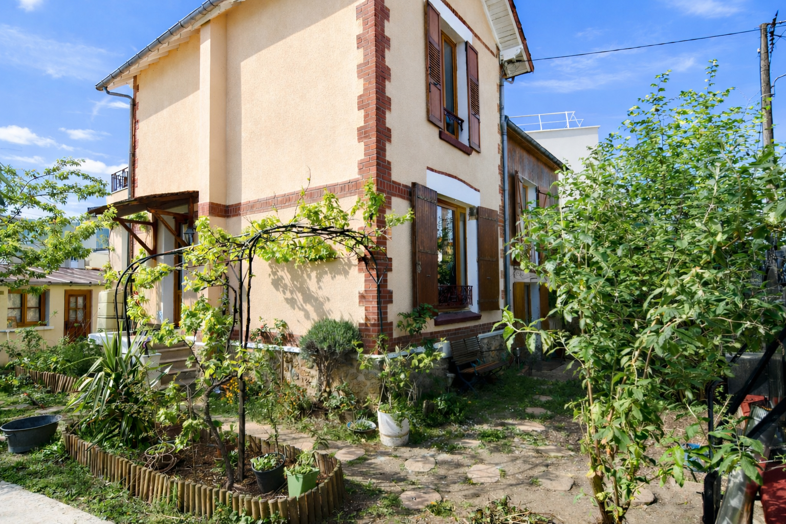 CHATOU – MAISON DE CHARME – 140 M² – TERRAIN 434 M² – DEPENDANCE AMENAGEE