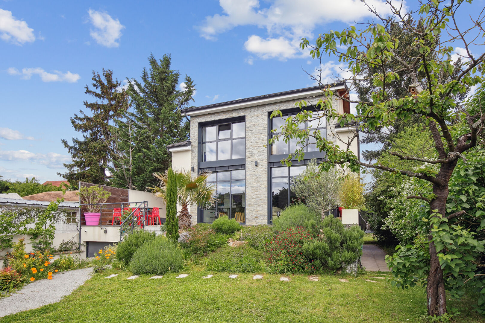 MAISON CONTEMPORAINE CLIMATISEE DE 2018 –  207  M² HABITABLES – LUMINEUSE AU CALME – TERRAIN 722 M²  – BELLES PRESTATIONS