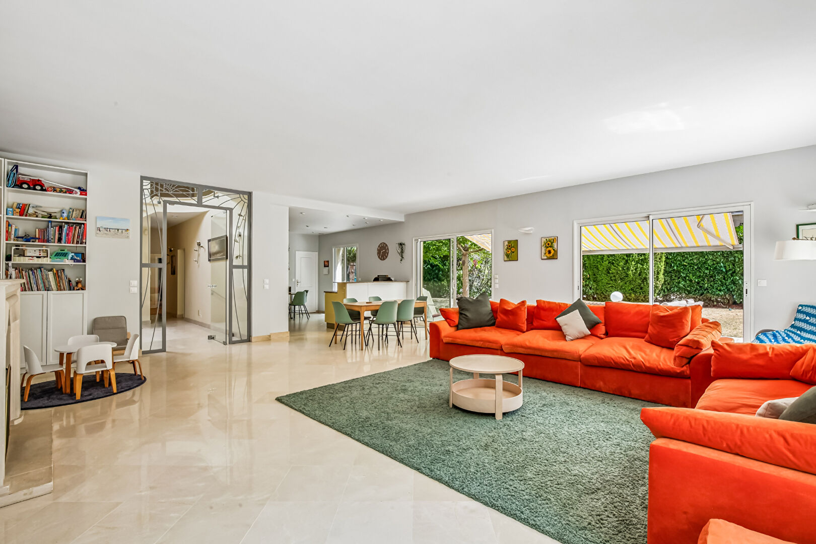 LE VESINET SUD, 8 MN RER, MAISON CONTEMPORAINE DE 261 M² – 5 CHAMBRES – TERRAIN 1000 M²