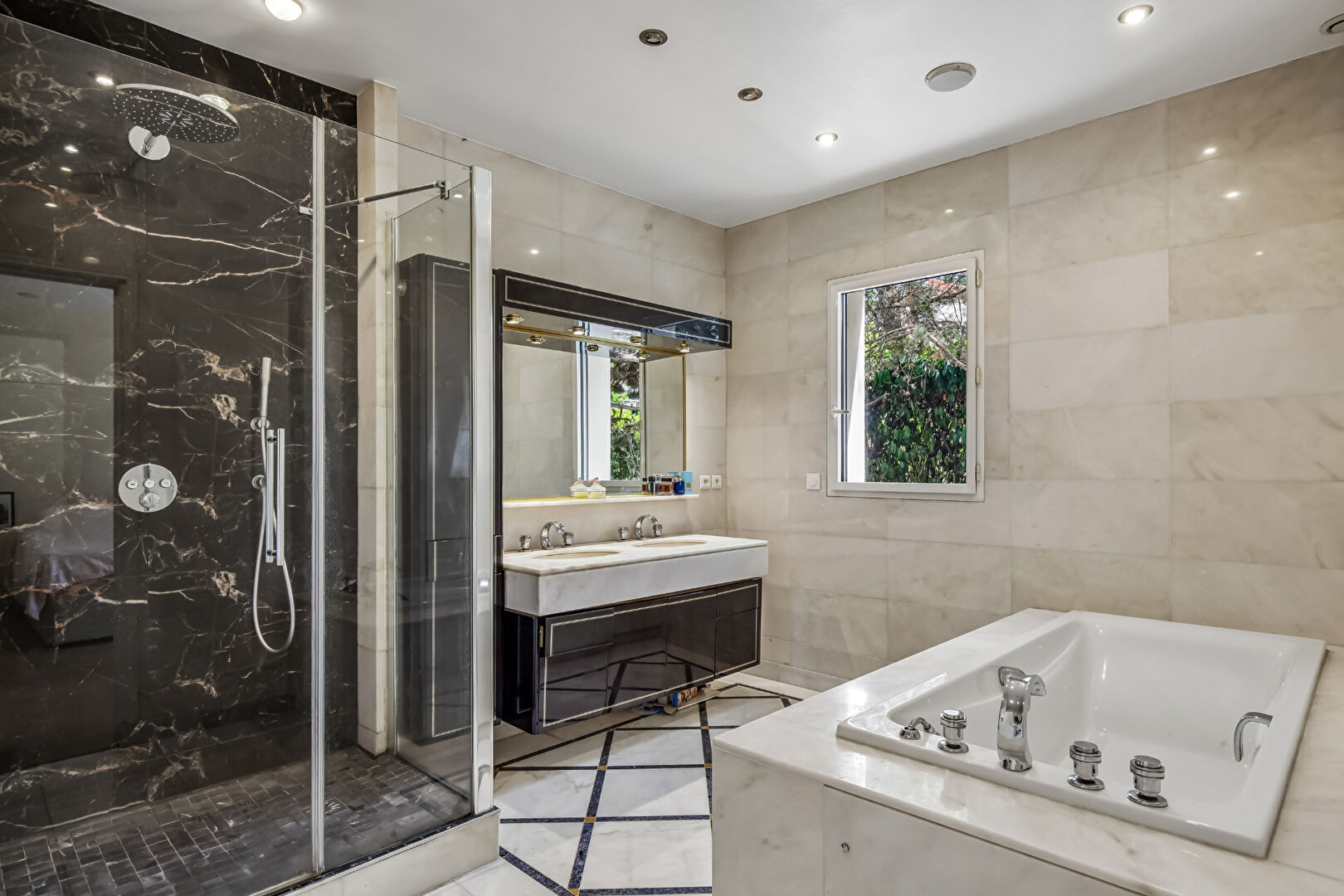LE VESINET SUD, 8 MN RER, MAISON CONTEMPORAINE DE 261 M² – 5 CHAMBRES – TERRAIN 1000 M²