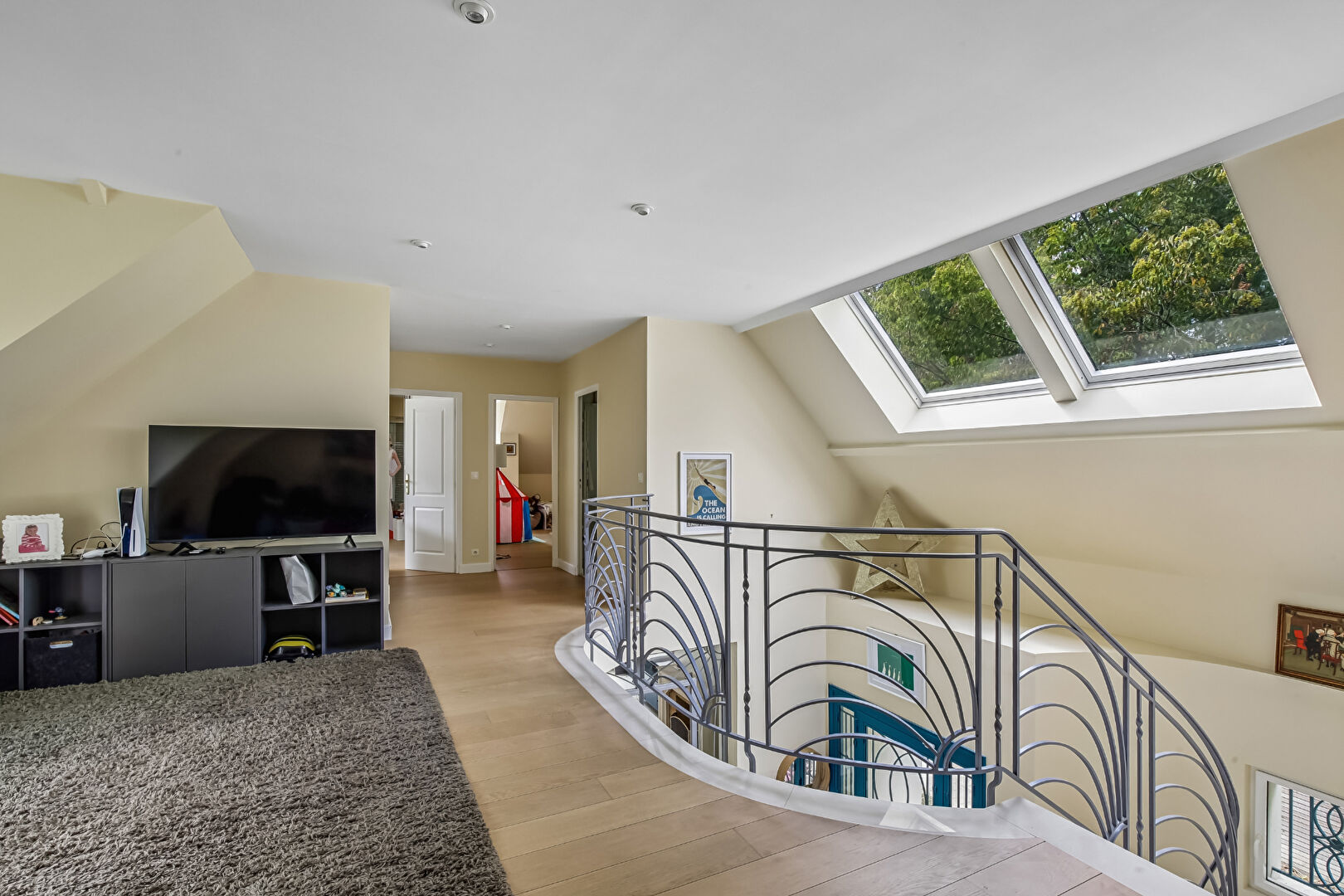 LE VESINET SUD, 8 MN RER, MAISON CONTEMPORAINE DE 261 M² – 5 CHAMBRES – TERRAIN 1000 M²