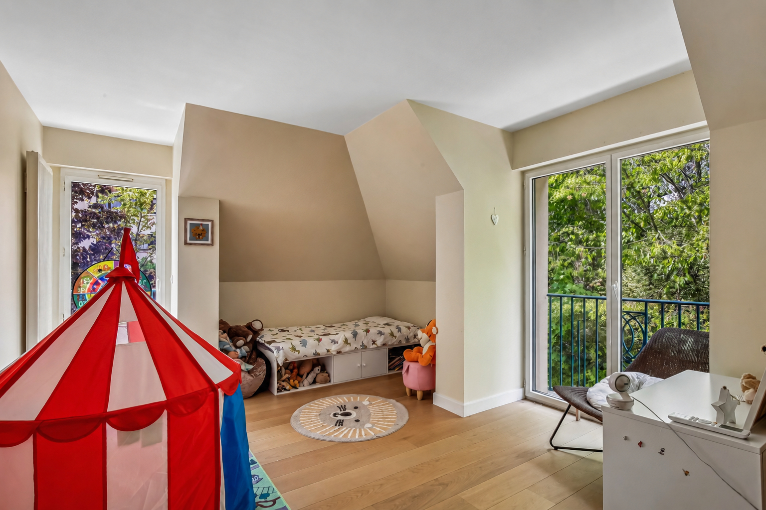 LE VESINET SUD, 8 MN RER, MAISON CONTEMPORAINE DE 261 M² – 5 CHAMBRES – TERRAIN 1000 M²