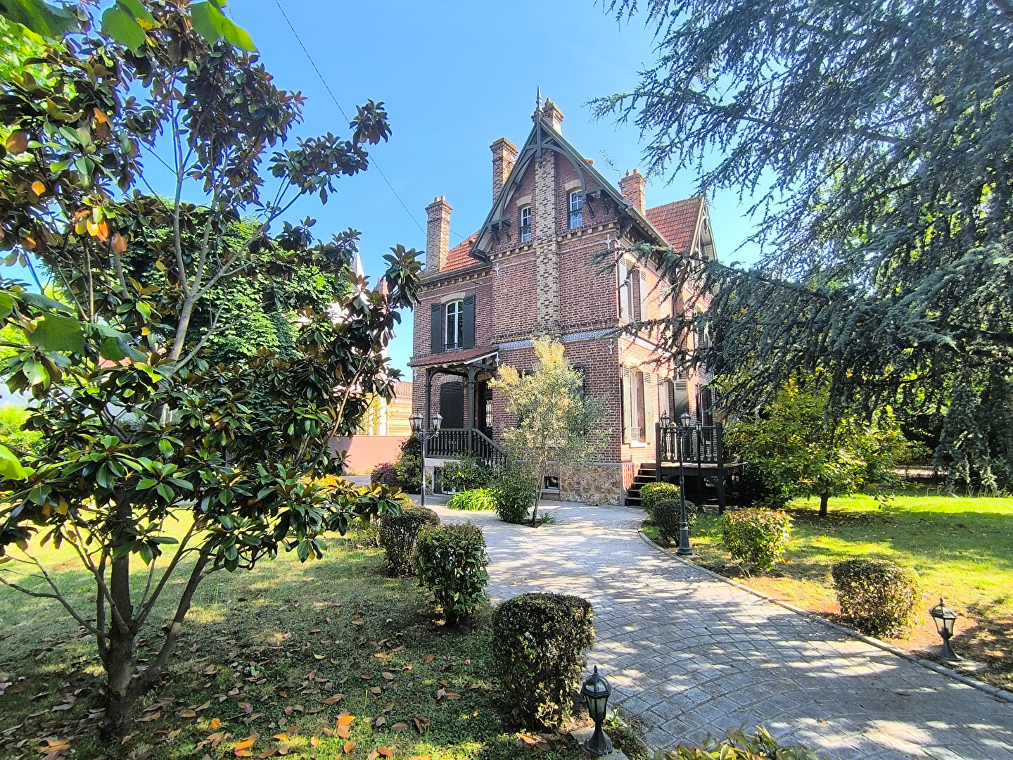 CHATOU TRIANGLE D&rsquo;OR – 8 MN RER – MAGNIFIQUE MAISON 6 CHAMBRES – AU CALME