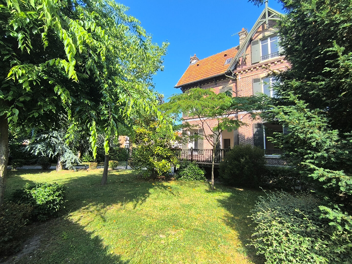 CHATOU TRIANGLE D&rsquo;OR – 8 MN RER – MAGNIFIQUE MAISON 6 CHAMBRES – AU CALME