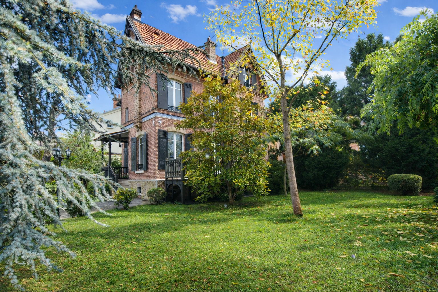 CHATOU TRIANGLE D&rsquo;OR – 8 MN RER – MAGNIFIQUE MAISON 6 CHAMBRES – AU CALME