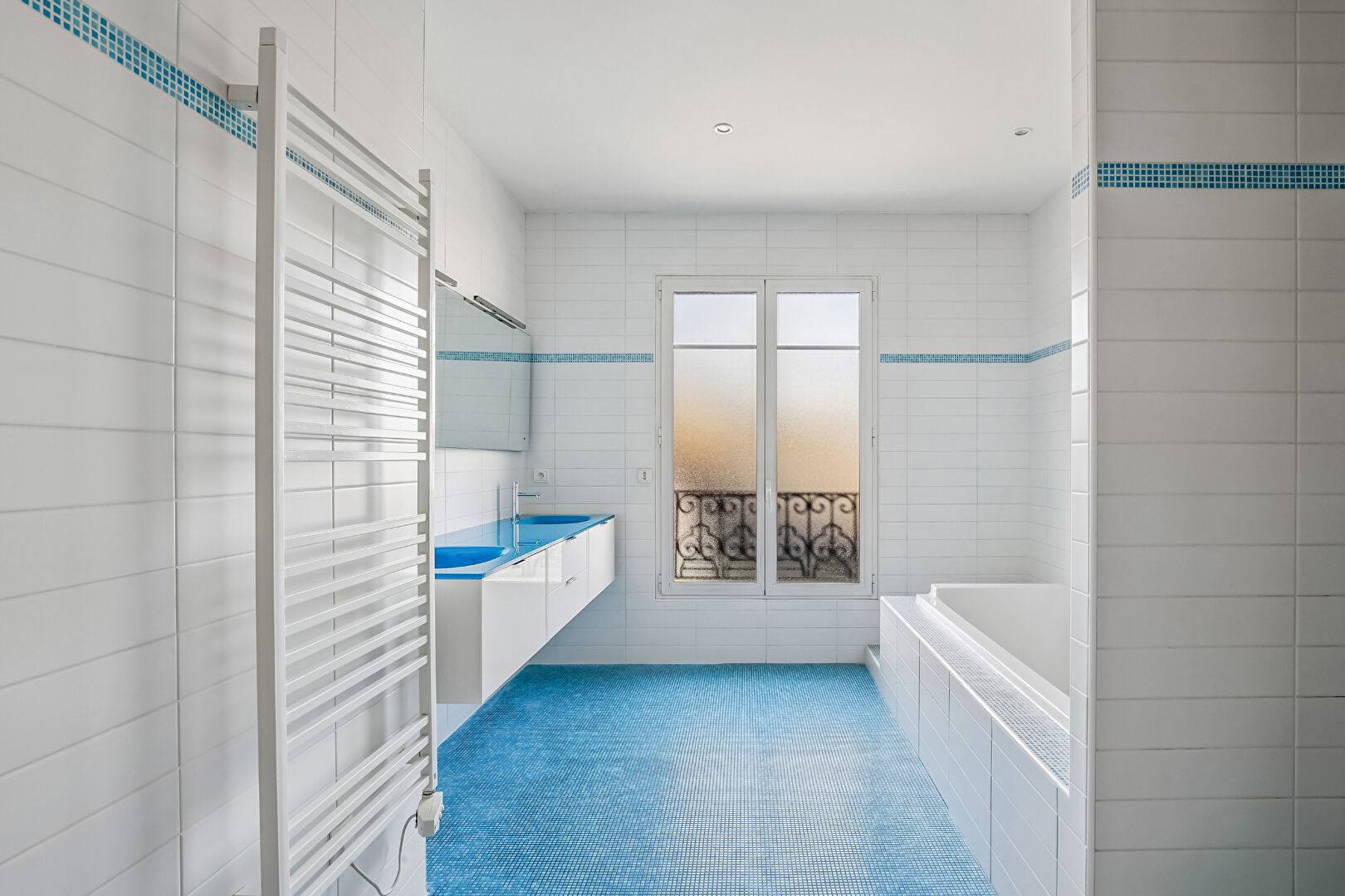 LE VESINET 4 MIN RER, PROPRIETE CONTEMPORAINE 256 M² – TERRAIN 1202 M² – BELLES PRESTATIONS