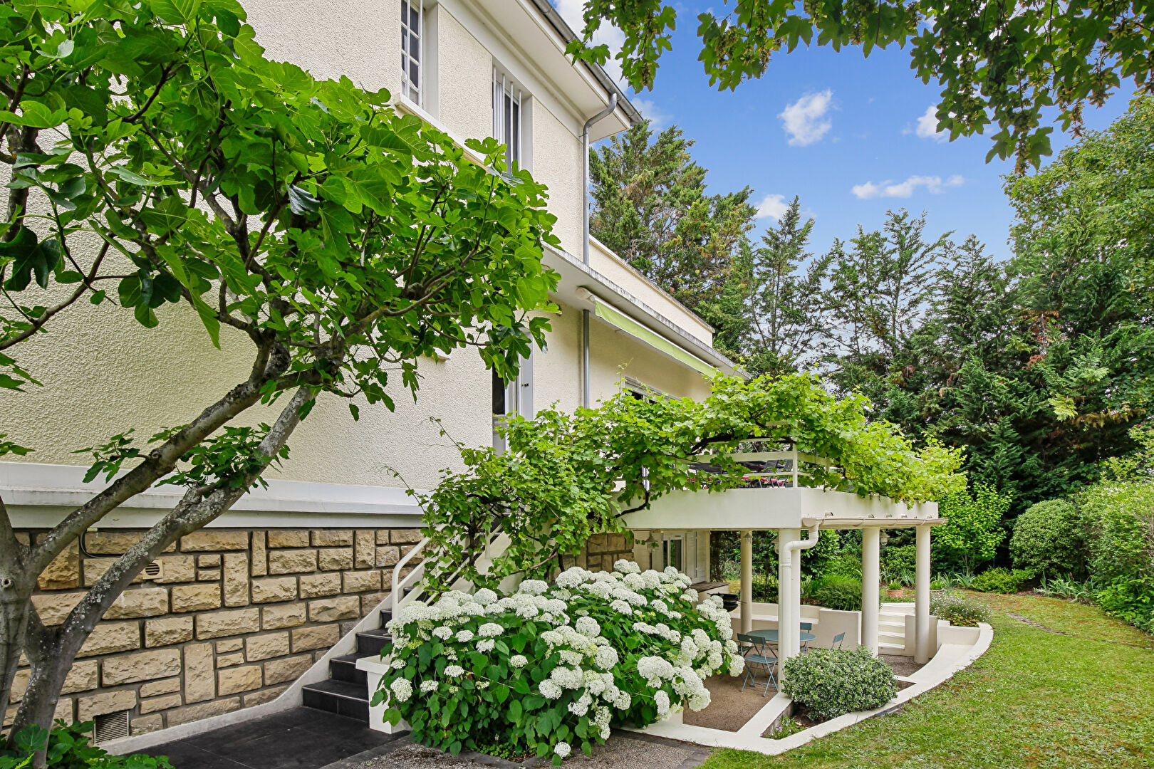 LE VESINET 15 MN RER ET CENTRE VILLE – MAISON FAMILIALE  5 CHAMBRES  – LUMINEUSE – TERRAIN 404 M²