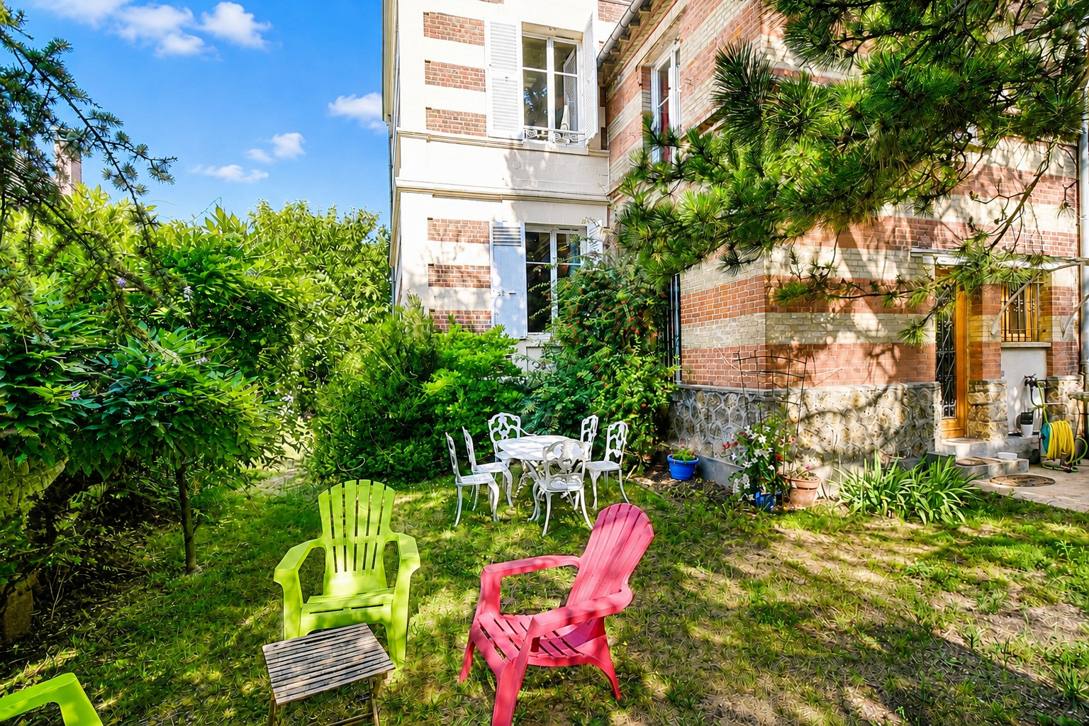 LE VESINET COEUR DE CENTRE  – 3 MN RER – PROPRIETE DE 183 M² – 5 CHAMBRES – TERRAIN 644 M²