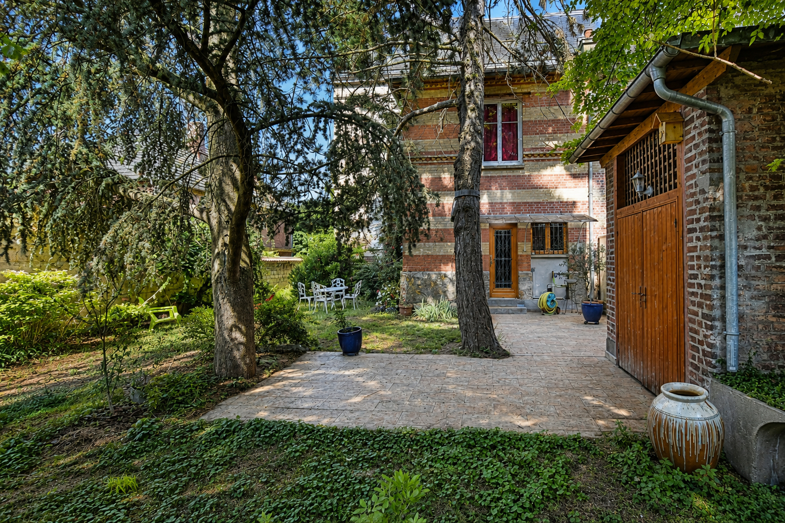LE VESINET COEUR DE CENTRE  – 3 MN RER – PROPRIETE DE 183 M² – 5 CHAMBRES – TERRAIN 644 M²