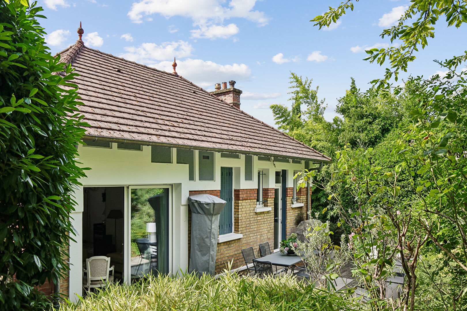 CHATOU – MAISON DE 155 M² DONT UN STUDIO INDEPENDANT DE  35 M² AVEC BEAU POTENTIEL – TERRAIN DE 1197 M²