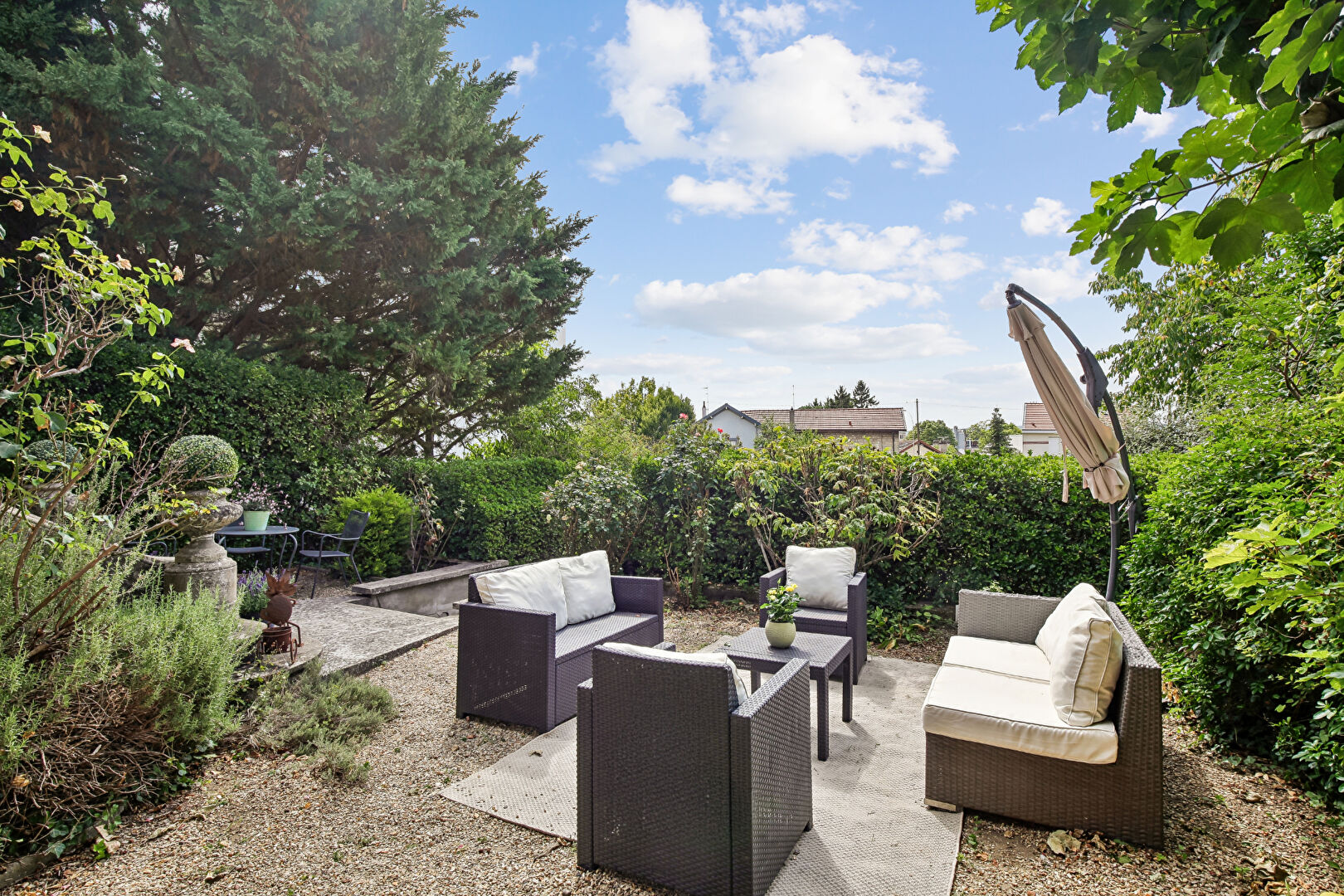 CHATOU – MAISON DE 155 M² DONT UN STUDIO INDEPENDANT DE  35 M² AVEC BEAU POTENTIEL – TERRAIN DE 1197 M²