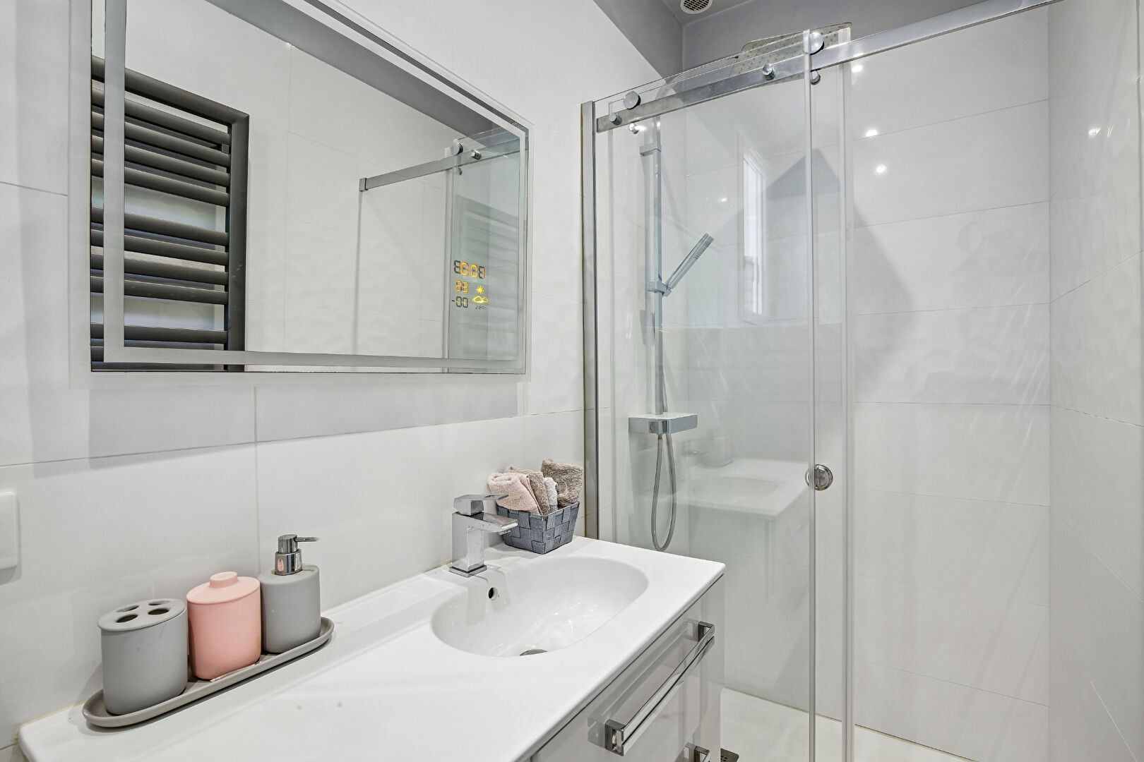 CHATOU – MAISON DE 155 M² DONT UN STUDIO INDEPENDANT DE  35 M² AVEC BEAU POTENTIEL – TERRAIN DE 1197 M²
