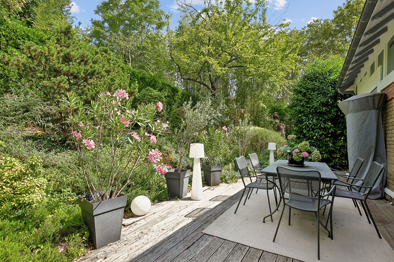 CHATOU – MAISON DE 155 M² DONT UN STUDIO INDEPENDANT DE  35 M² AVEC BEAU POTENTIEL – TERRAIN DE 1197 M²