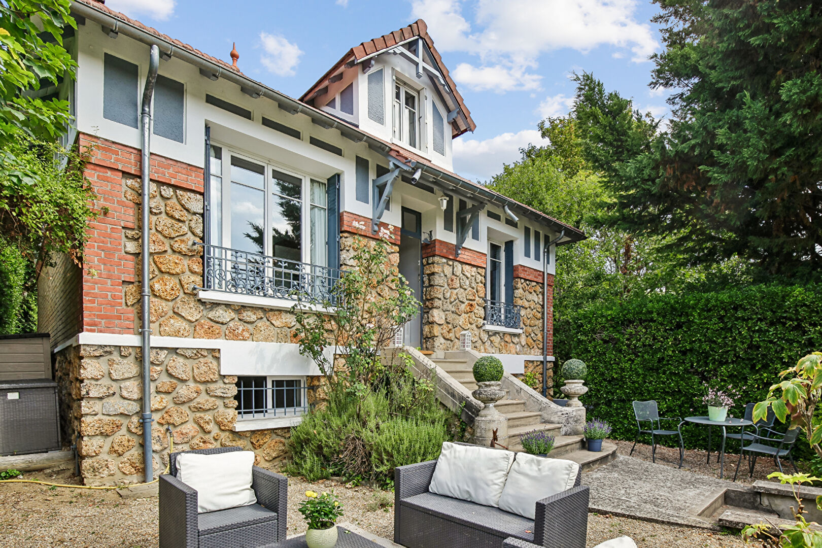 CHATOU – MAISON DE 155 M² DONT UN STUDIO INDEPENDANT DE  35 M² AVEC BEAU POTENTIEL – TERRAIN DE 1197 M²