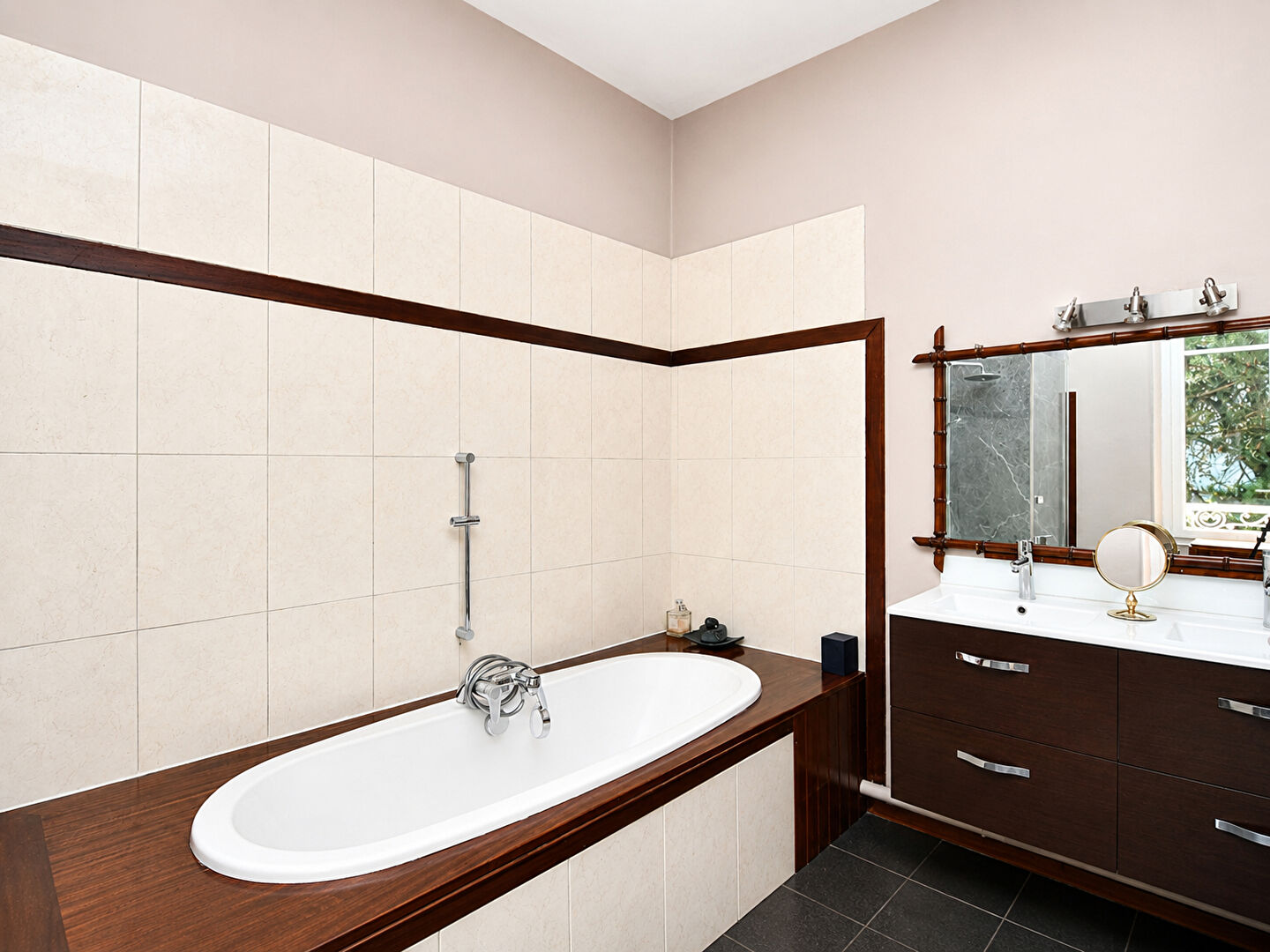 LE VESINET COEUR DE CENTRE  – 3 MN RER – PROPRIETE DE 183 M² – 5 CHAMBRES – TERRAIN 644 M²
