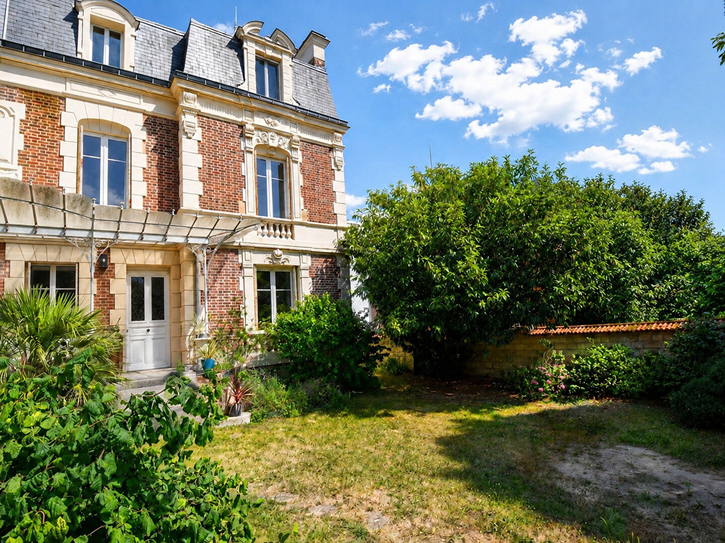LE VESINET COEUR DE CENTRE  – 3 MN RER – PROPRIETE DE 183 M² – 5 CHAMBRES – TERRAIN 644 M²