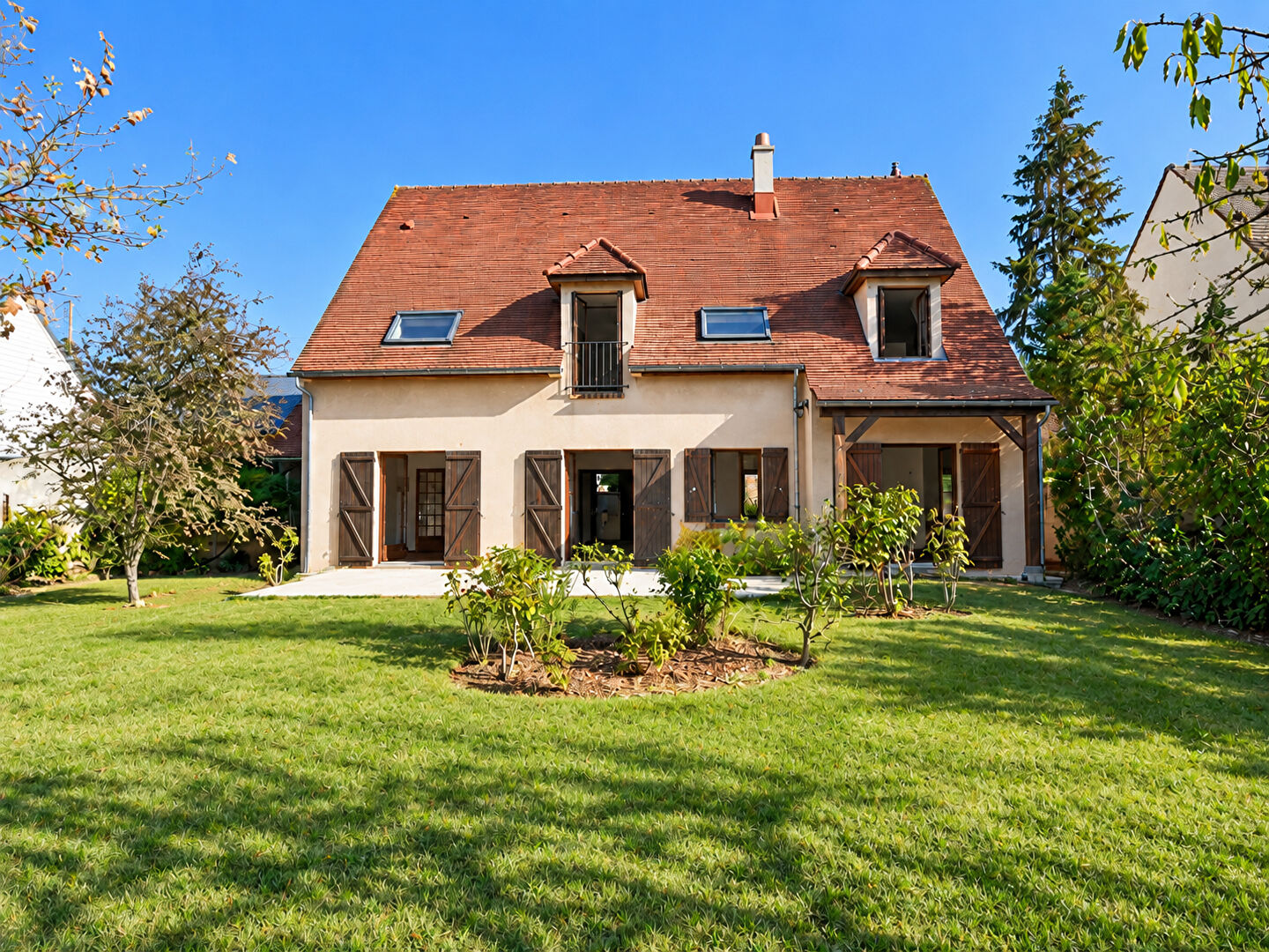 CHATOU – TRIANGLE D&rsquo;OR A 10 MN DU RER – MAISON DE 201m2 – TERRAIN 872 m² – 4 CHAMBRES