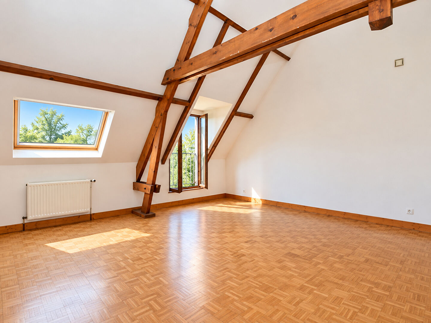 CHATOU – TRIANGLE D&rsquo;OR A 10 MN DU RER – MAISON DE 201m2 – TERRAIN 872 m² – 4 CHAMBRES