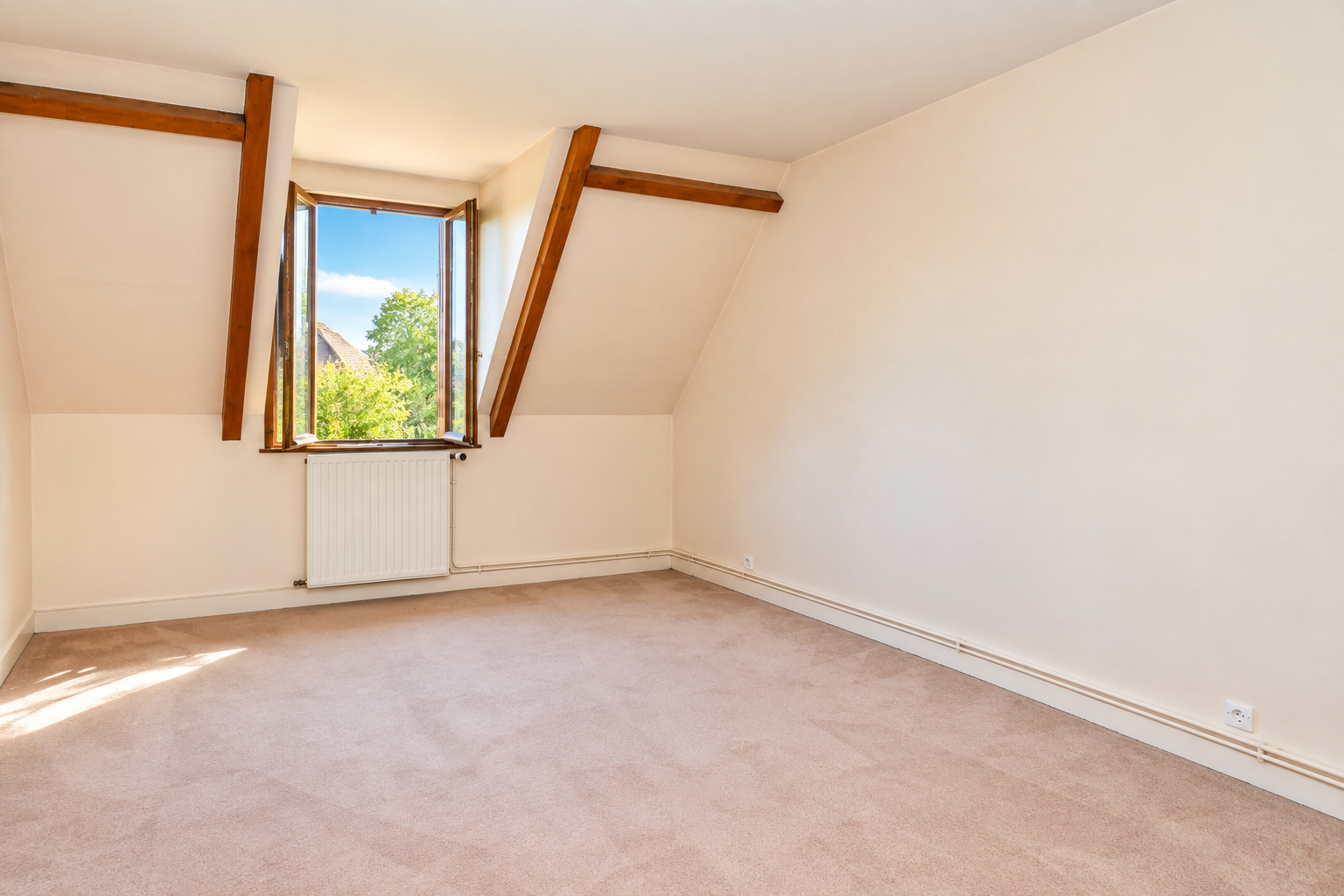 CHATOU – TRIANGLE D&rsquo;OR A 10 MN DU RER – MAISON DE 201m2 – TERRAIN 872 m² – 4 CHAMBRES