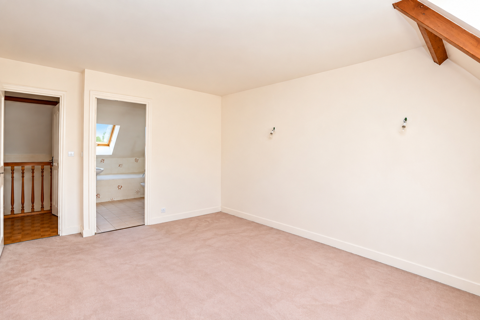 CHATOU – TRIANGLE D&rsquo;OR A 10 MN DU RER – MAISON DE 201m2 – TERRAIN 872 m² – 4 CHAMBRES