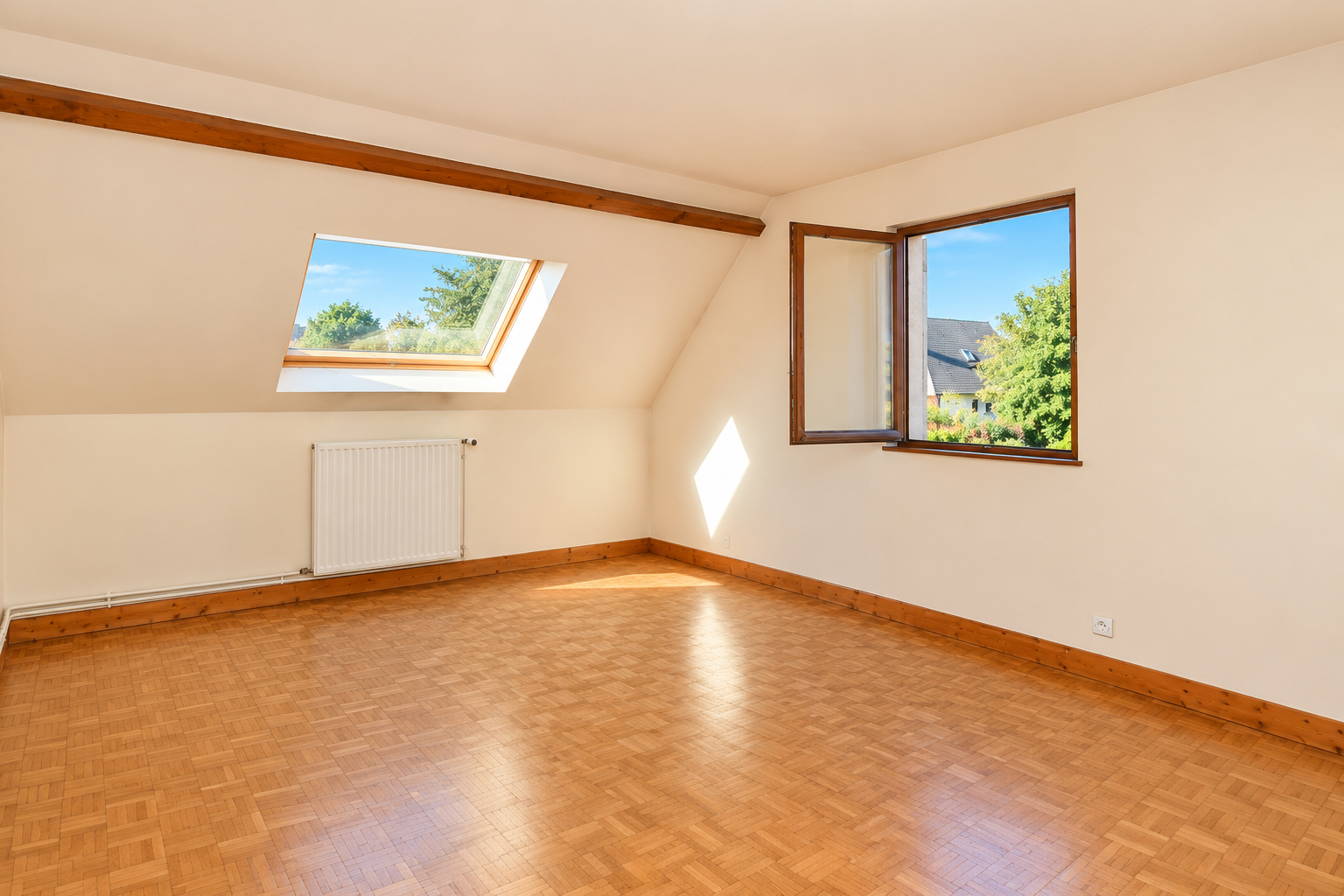 CHATOU – TRIANGLE D&rsquo;OR A 10 MN DU RER – MAISON DE 201m2 – TERRAIN 872 m² – 4 CHAMBRES