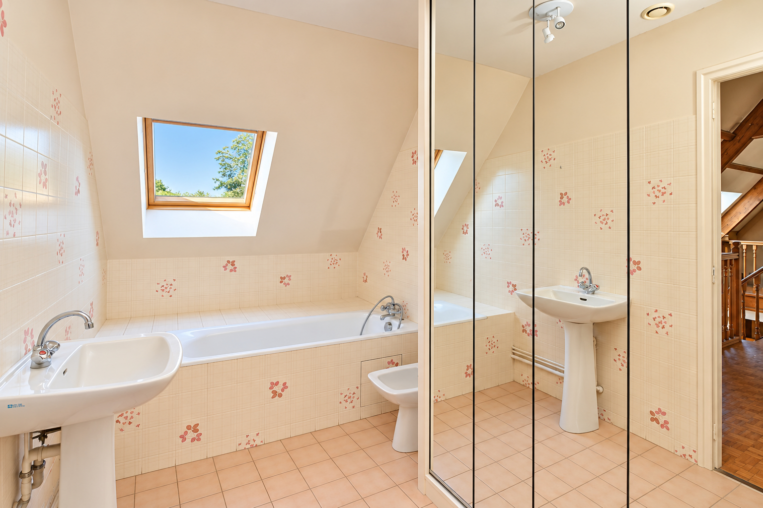 CHATOU – TRIANGLE D&rsquo;OR A 10 MN DU RER – MAISON DE 201m2 – TERRAIN 872 m² – 4 CHAMBRES