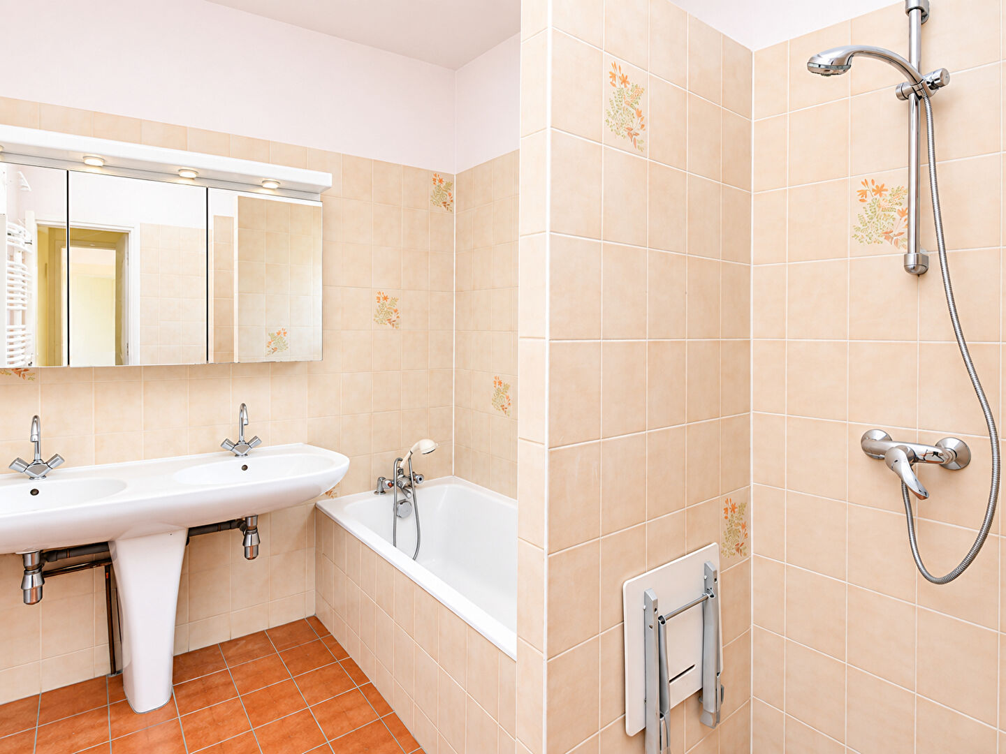 CHATOU – TRIANGLE D&rsquo;OR A 10 MN DU RER – MAISON DE 201m2 – TERRAIN 872 m² – 4 CHAMBRES