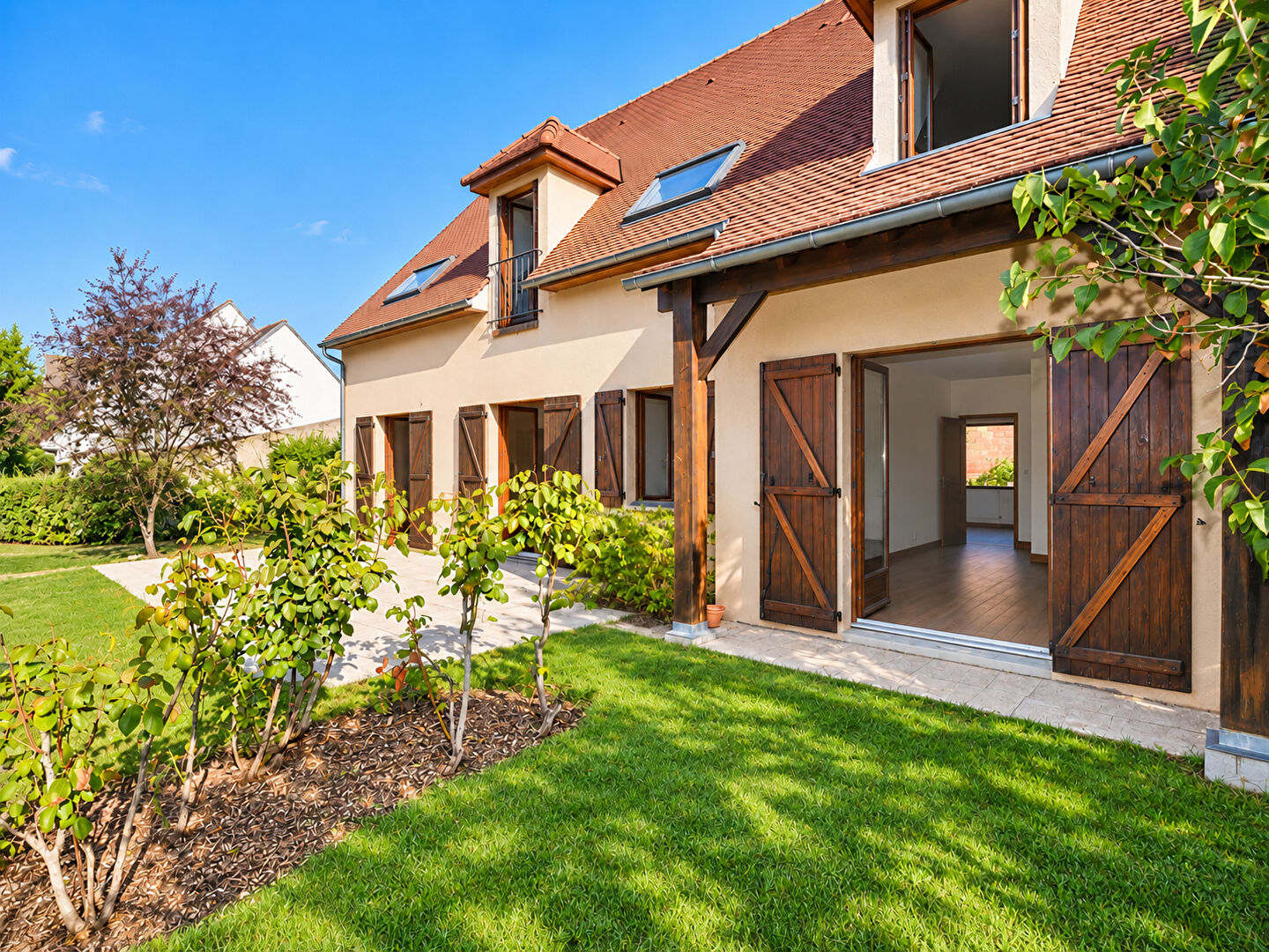 CHATOU – TRIANGLE D&rsquo;OR A 10 MN DU RER – MAISON DE 201m2 – TERRAIN 872 m² – 4 CHAMBRES