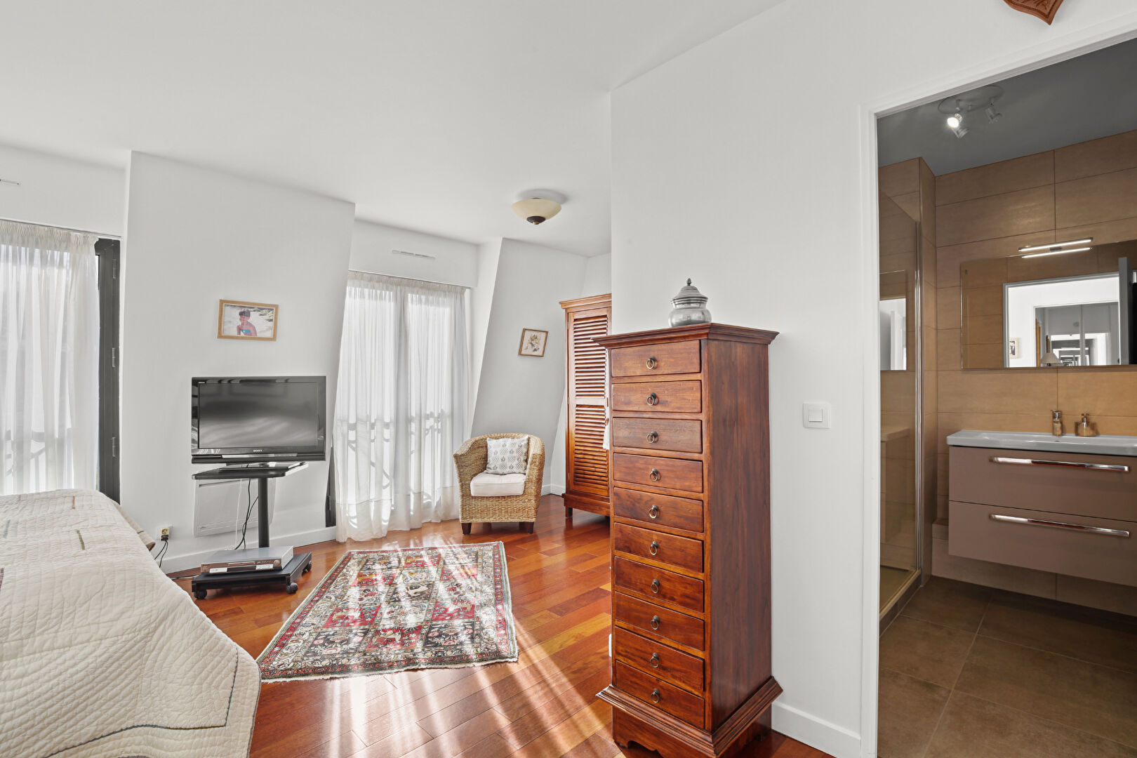 BAS DE CHATOU PROCHE CENTRE-VILLE Très bel Appartement Duplex de 111 m² avec 3 chambres et possibilité d&rsquo;une 4è