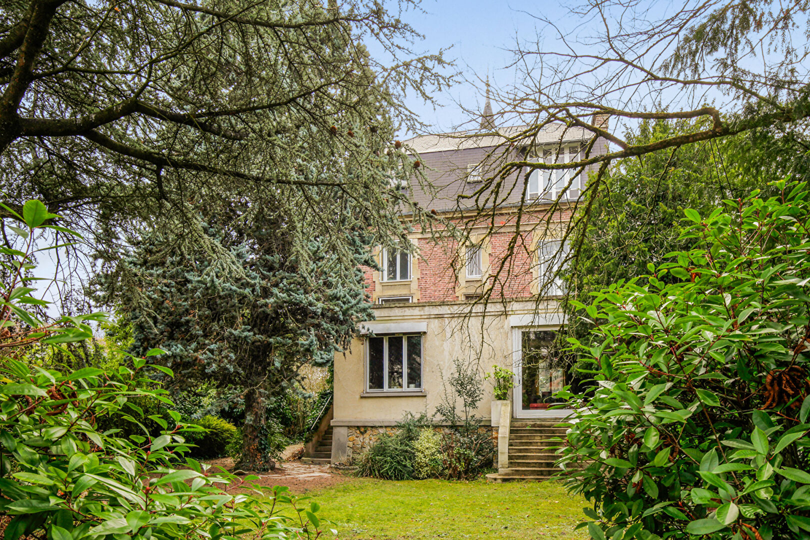 LE VESINET – PROPRIETE DE 232 M² – SALON 66 M²  – 4 CHAMBRES – TERRAIN 1474 M²  – DEPENDANCE AMENAGEE 60 M² –  10 MN RER