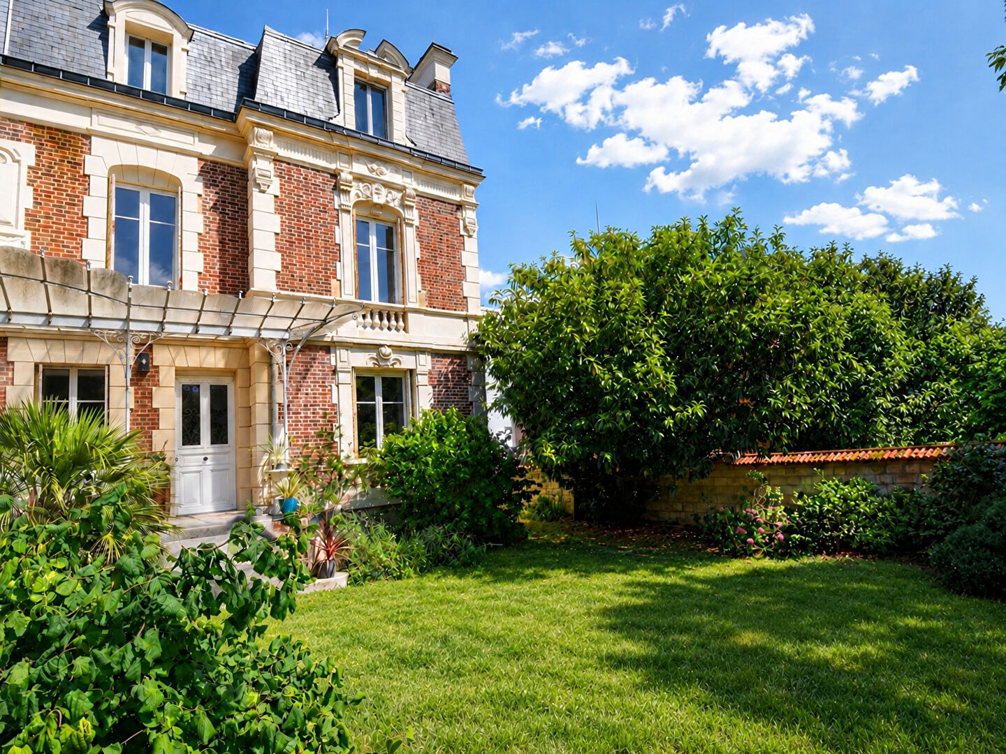 LE VESINET COEUR DE CENTRE  – 3 MN RER – PROPRIETE DE 183 M² – 5 CHAMBRES – TERRAIN 644 M²