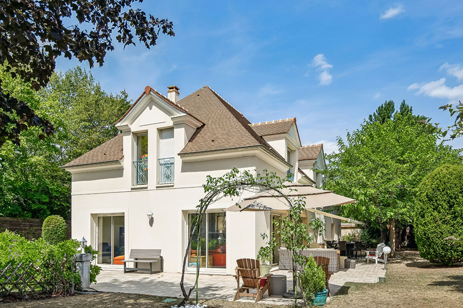 LE VESINET SUD, 8 MN RER, MAISON CONTEMPORAINE DE 261 M² – 5 CHAMBRES – TERRAIN 1000 M²