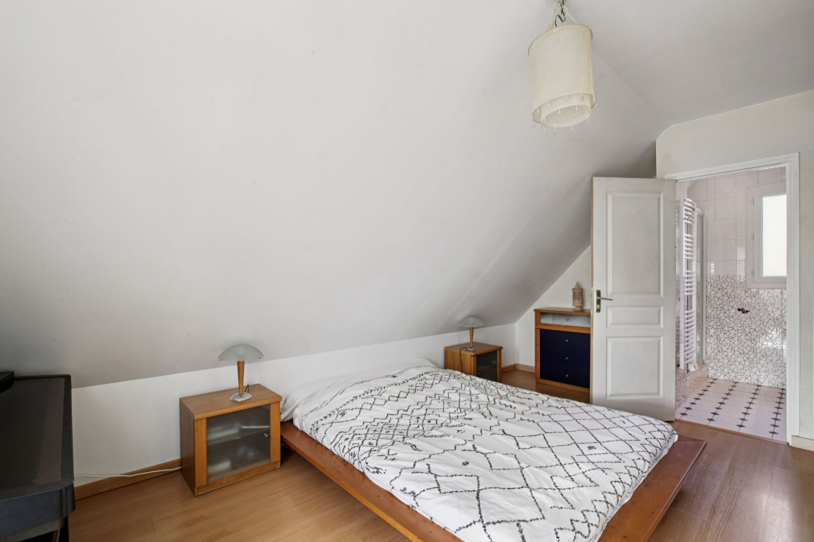 CHATOU –  EN LISIERE DU VESINET – MAISON DE 1995 – 135 M²  – 4 CHAMBRES – TERRAIN 484 M² –  LUMINEUSE  AU CALME