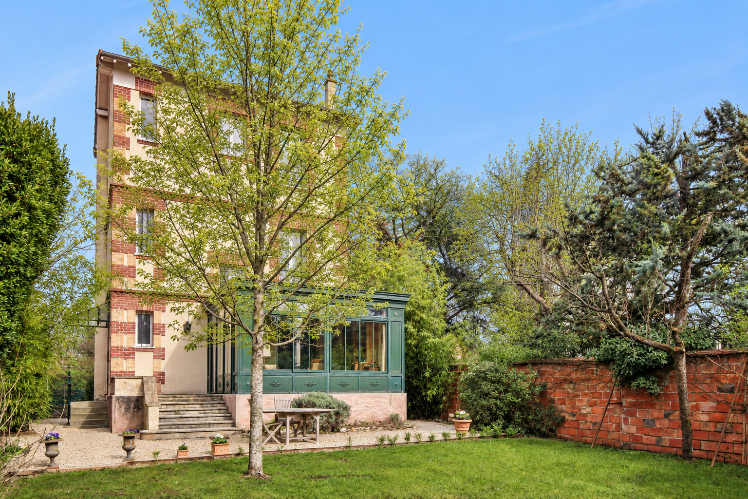 LE VESINET – MAISON DE CHARME – 6 CHAMBRES – 155 M² AU SOL – TERRAIN 572 M² – 5 mn RER