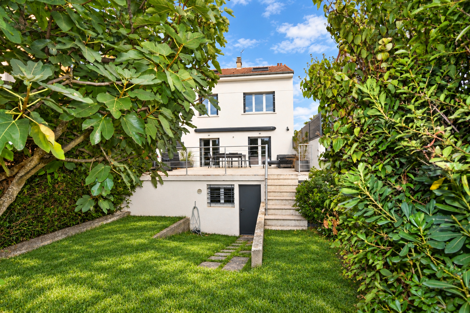CHATOU – MAISON DE 187 M² – 6 CHAMBRES – SOUS SOL TOTAL – TERRAIN 322 M²- PROCHE ECOLES ET COMMERCES