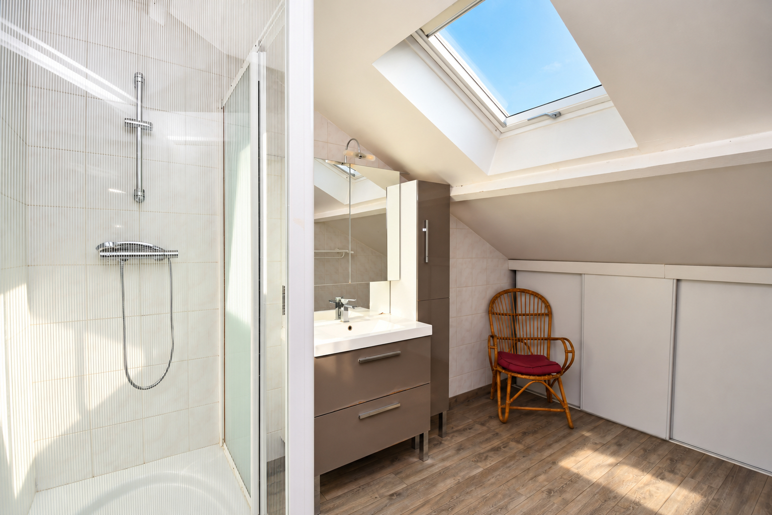 EXCLUSIVITE à CHATOU  MAISON LUMINEUSE AU CALME ABSOLU  4 CHAMBRES, JARDIN ET GARAGE