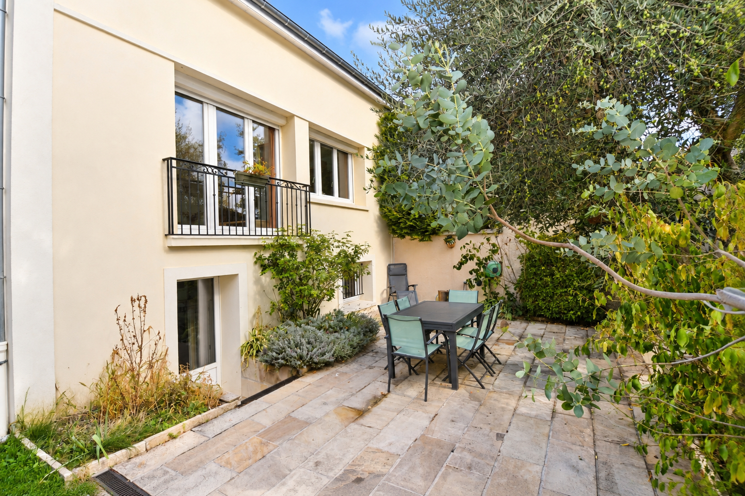 EXCLUSIVITE à CHATOU  MAISON LUMINEUSE AU CALME ABSOLU  4 CHAMBRES, JARDIN ET GARAGE