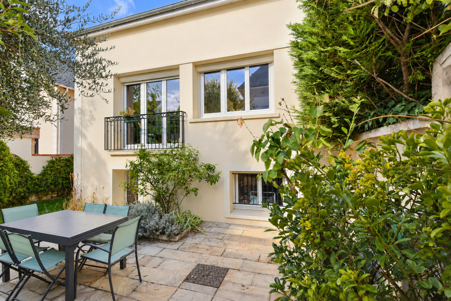 EXCLUSIVITE à CHATOU  MAISON LUMINEUSE AU CALME ABSOLU  4 CHAMBRES, JARDIN ET GARAGE