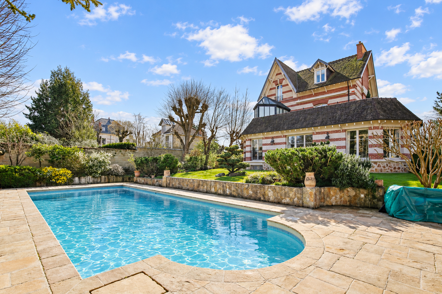 LE VESINET SUD – MAGNIFIQUE PROPRIETE DE 308 M² –  6 CHAMBRES – TERRAIN 1541 M²  – PISCINE – DEPENDANCE AMENAGEE 18 M² –