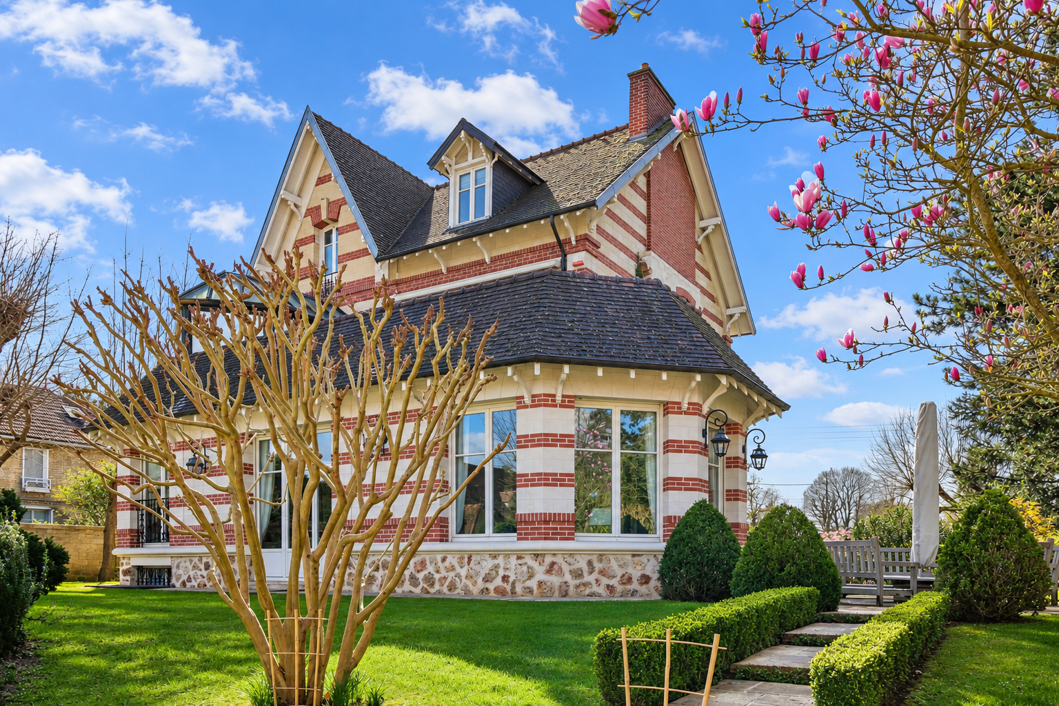 LE VESINET SUD – MAGNIFIQUE PROPRIETE DE 308 M² –  6 CHAMBRES – TERRAIN 1541 M²  – PISCINE – DEPENDANCE AMENAGEE 18 M² –